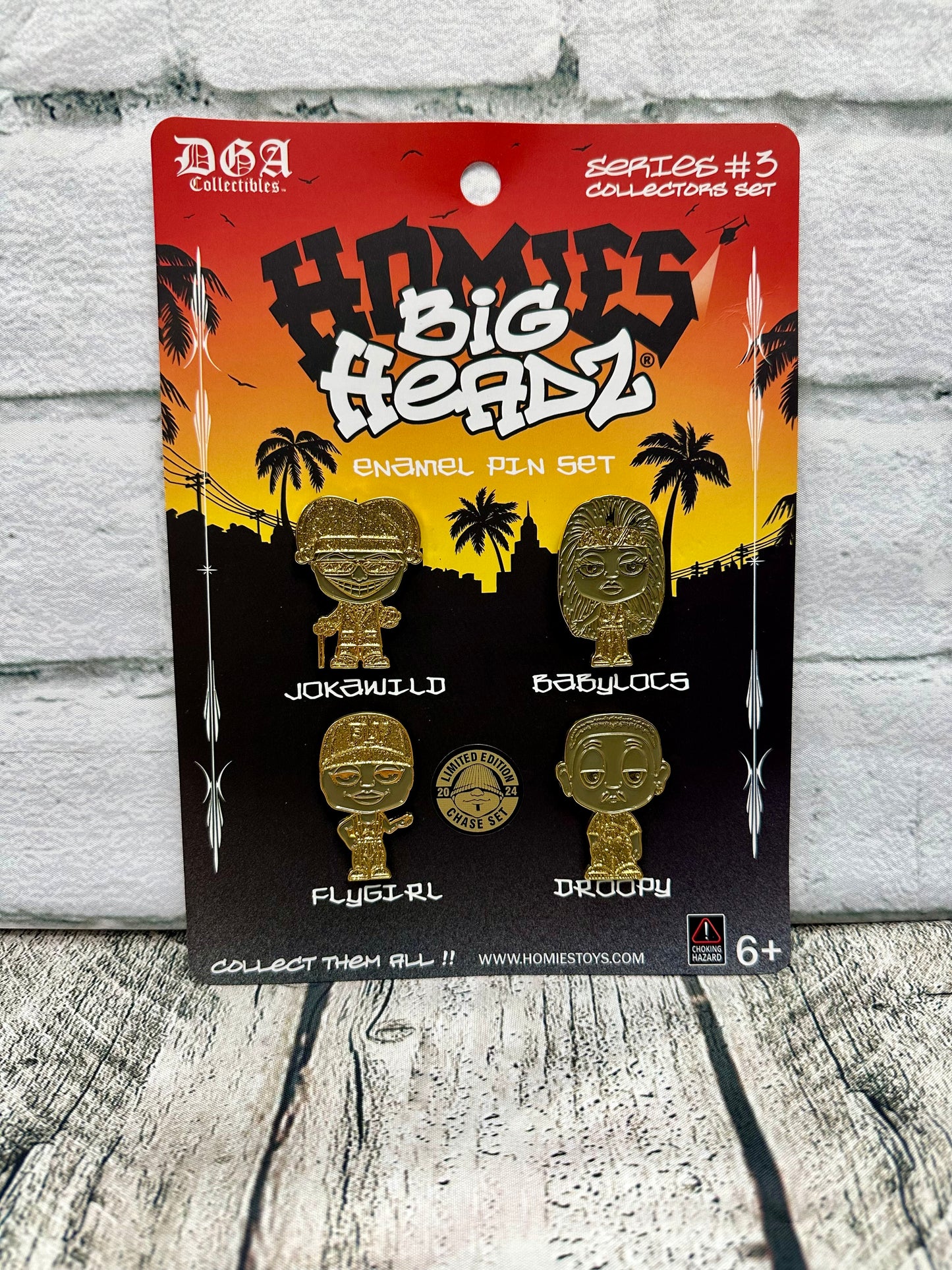 Juego de pines esmaltados de la serie BIG HEADZ de DGA Collectibles, n.º 3 (ORO)